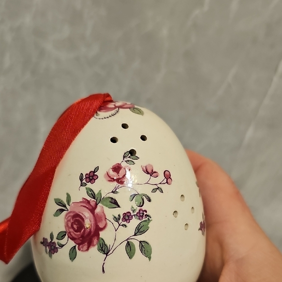 Floral Ceramic Potpourri Ornament with Red Ribbon - Picture 4 of 8